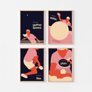 Op de afbeelding: Een set van vier ingelijste posters met tafeltennisillustraties in marineblauw, lichtroze en crème. Elke print toont een speler in actie met de tekst gather speed, strike, flex en plan in witte letters op de verschillende afbeeldingen.