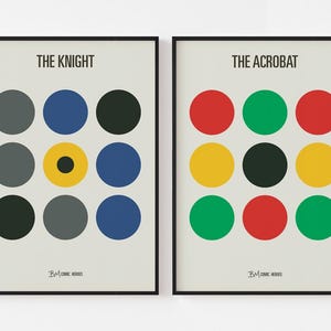 Puede incluir: Dos l&aacute;minas enmarcadas. La l&aacute;mina izquierda, "The Knight", presenta una cuadr&iacute;cula de c&iacute;rculos grises, azules, negros y amarillos. La l&aacute;mina derecha, "The Acrobat", muestra una cuadr&iacute;cula de c&iacute;rculos rojos, verdes y amarillos. Ambas l&aacute;minas tienen marcos negros y el texto "BM Comic Heroes."