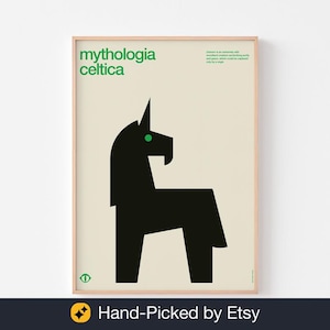 Puede incluir: Una impresión artística enmarcada con una ilustración geométrica negra de un unicornio y un ojo verde sobre un fondo crema. El texto "mythologia celtica" está en verde en la parte superior. La impresión está en un marco de madera clara.