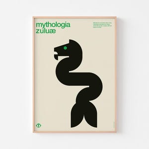 Op de afbeelding: Een ingelijste poster met een minimalistisch ontwerp. De poster toont de groene woorden "mythologia zuluæ" boven een zwarte, gestileerde slang met een groen oog. De achtergrond is lichtbeige.