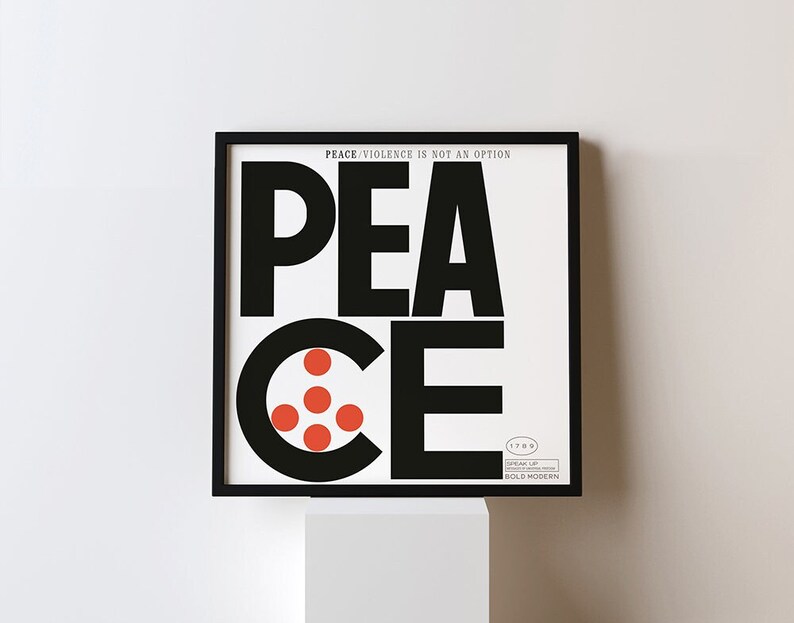 Puede incluir: Una impresi&oacute;n enmarcada en blanco y negro con la palabra "PEACE" en letras negras y en negrita. La "C" est&aacute; llena de puntos rojos. El texto "PEACE: VIOLENCE IS NOT AN OPTION" est&aacute; en la parte superior de la impresi&oacute;n. El texto "1789" est&aacute; en la parte inferior de la impresi&oacute;n, con el texto "DREAM UP BOLD MODERN" debajo.