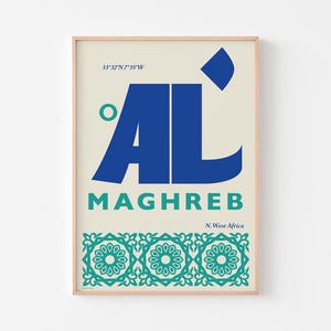 Può includere: Una stampa artistica incorniciata con sfondo beige presenta la parola "AL MAGHREB" in grassetto blu. La stampa include motivi decorativi turchese in basso e il testo "N. West Africa". Coordinate in alto.