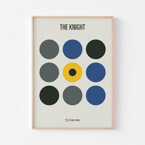 Puede incluir: Impresi&oacute;n art&iacute;stica enmarcada con el texto "THE KNIGHT" sobre una cuadr&iacute;cula de nueve c&iacute;rculos de colores. Los c&iacute;rculos son en tonos de gris, azul, negro y amarillo. La esquina inferior derecha tiene el texto "BM COMIC HEROES".