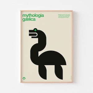 Puede incluir: Un póster enmarcado con un diseño minimalista que presenta una criatura negra con cuello largo y ojo verde. El póster tiene las palabras "mythologia gaelica" en verde en la parte superior.