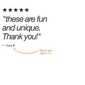 Puede incluir: Fondo blanco con texto: "these are fun and unique. Thank you!" y una calificaci&oacute;n de cinco estrellas. Debajo del texto est&aacute; "- Kara.B" y una flecha naranja que apunta a "thank you Kara :-)".