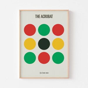 Puede incluir: Impresi&oacute;n art&iacute;stica enmarcada titulada "The Acrobat" con una cuadr&iacute;cula de c&iacute;rculos de colores: rojo, verde, amarillo y negro. La obra de arte tiene un dise&ntilde;o minimalista con un fondo beige claro y un marco de madera.