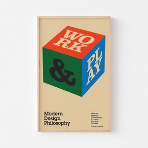 Puede incluir: Un póster enmarcado con un diseño de cubo colorido. El cubo tiene las palabras "WORK & PLAY" en él. El póster también incluye el texto "Modern Design Philosophy" y una lista de características: Modular, Inspirador, Personalizable, Espacioso, Eficaz, Atemporal, Hogar & Oficina.