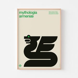 Op de afbeelding: Een ingelijste poster met de woorden "mythologia armeniæ" in het groen. Een zwarte gestileerde illustratie van een mythisch wezen met een groen oog is gecentreerd op een crèmekleurige achtergrond. De poster heeft een houten lijst.