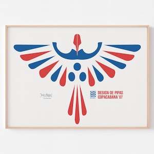 Op de afbeelding: Een ingelijste print met een gestileerde vogelafbeelding in rood en blauw op een witte achtergrond. Het ontwerp bevat drie blauwe cirkels, een rode staart en de tekst DESIGN DE PIPAS COPACABANA '67 met een klein golficoon en een handtekening.