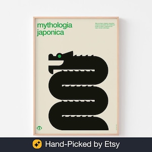 Op de afbeelding: Een ingelijste kunstprint met een zwarte gestileerde drakenillustratie op een crèmekleurige achtergrond. De woorden "mythologia japonica" staan in het groen bovenaan. De print bevat ook een groen oogsymbool en tekst in het Japans.