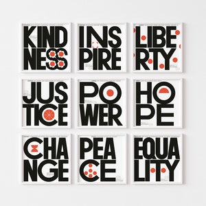 Puede incluir: Nueve carteles enmarcados en blanco y negro con acentos rojos. Cada cartel presenta una palabra diferente en letras may&uacute;sculas en negrita: Kindness, Inspire, Liberty, Justice, Power, Hope, Change, Peace, Equality.