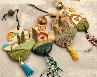 Pequeña decoración de pared colgante, Hamsa de cerámica única hecha a mano con un paisaje de casas israelíes en colores vivos, Decoración de pared Hamsa israelí, Charm