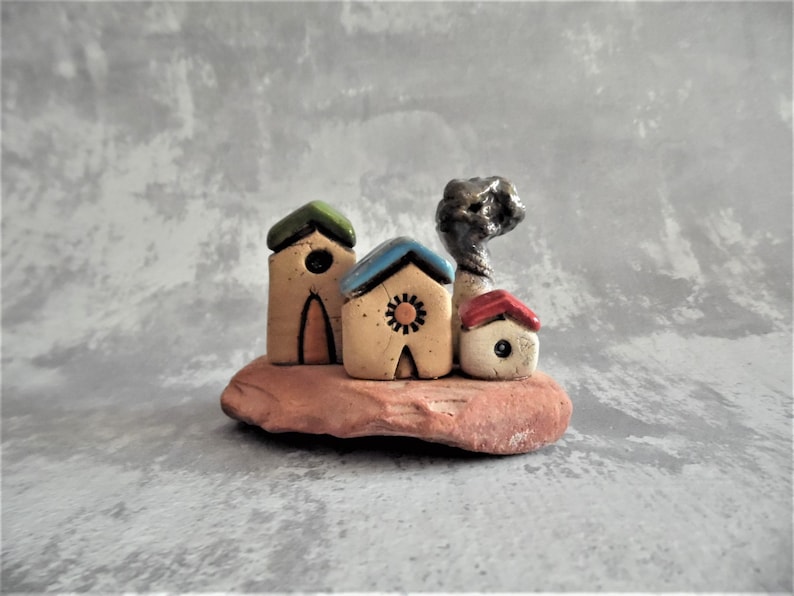 Pueblo de cerámica en miniatura con casas de arcilla en una teja de techo erosionada por las olas y piedras en la playa, regalo único, regalo de bienvenida imagen 1
