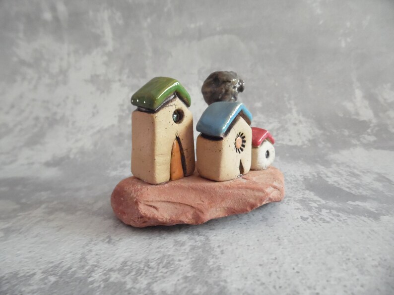 Pueblo de cerámica en miniatura con casas de arcilla en una teja de techo erosionada por las olas y piedras en la playa, regalo único, regalo de bienvenida imagen 6