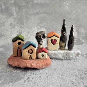 Pueblo de cerámica en miniatura con casas de arcilla en una teja de techo erosionada por las olas y piedras en la playa, regalo único, regalo de bienvenida imagen 10