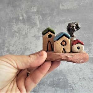 Pueblo de cerámica en miniatura con casas de arcilla en una teja de techo erosionada por las olas y piedras en la playa, regalo único, regalo de bienvenida imagen 8