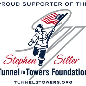 K&ouml;nnte beinhalten: Grafik mit einem Feuerwehrmann, der eine amerikanische Flagge tr&auml;gt. Der Text lautet "Proud Supporter of the Stephen Siller Tunnel to Towers Foundation" und "Tunnel2Towers.org". Das Bild verwendet Rot, Wei&szlig;, Blau und Grau.