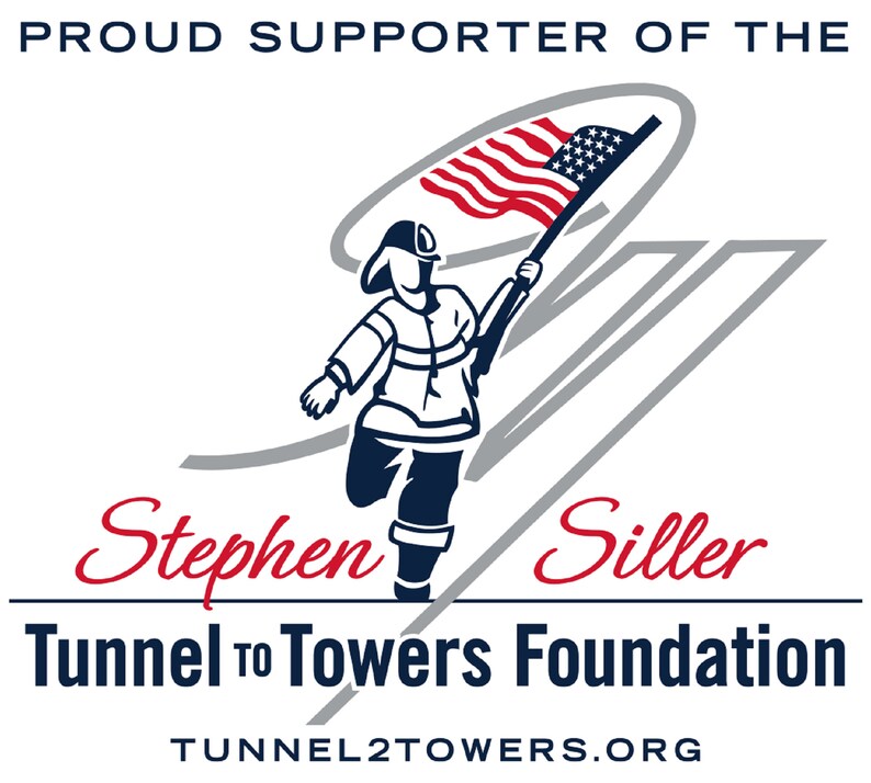 K&ouml;nnte beinhalten: Grafik mit einem Feuerwehrmann, der eine amerikanische Flagge tr&auml;gt. Der Text lautet "Proud Supporter of the Stephen Siller Tunnel to Towers Foundation" und "Tunnel2Towers.org". Das Bild verwendet Rot, Wei&szlig;, Blau und Grau.