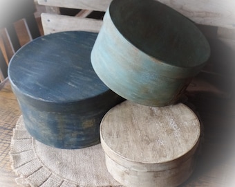 Boîtes de garde-manger gigognes grungy vieillies primitives ~ Boîtes empilables de cuisine rustique de ferme ~ Bleus chauds et crème ~