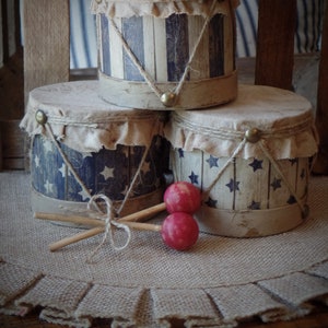 Prymitywne, amerykańskie, zniszczone bębny i pałeczki drewniane~Farmhouse 4 lipca~Stars Stripe~Rustykalna, patriotyczna dekoracja stołu~Poszarpane sztuczne fajerwerki