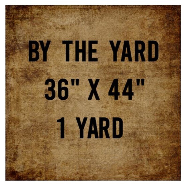 K&ouml;nnte beinhalten: Brauner, strukturierter Hintergrund mit schwarzem Text, der &bdquo;BY THE YARD&ldquo;, &bdquo;36" X 44"&ldquo; und &bdquo;1 YARD&ldquo; lautet. Das Bild ist quadratisch mit einer Vintage- und rustikalen &Auml;sthetik.
