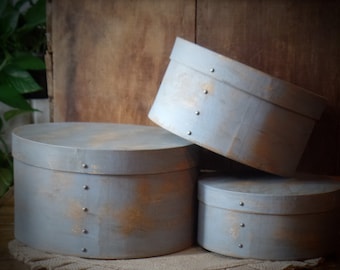 Boîtes de garde-manger gigognes primitives vieillies en détresse ~ Boîtes empilables de cuisine rustique de ferme ~ Bleu colonial ~ Boîtes empilables en papier mâché ~
