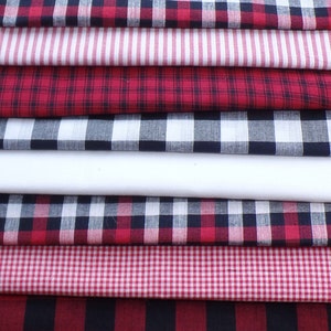 Puede incluir: Una pila de diez muestras de tela en varios patrones de cuadros rojos, negros y blancos. Las muestras están dispuestas en una pila vertical, con la muestra superior siendo un cuadro rojo y negro, y la muestra inferior siendo un patrón de rayas negras y blancas.