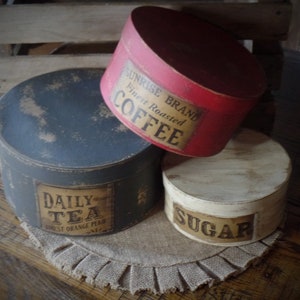 Cajas de despensa apilables rústicas de estilo rústico de granja, en gris apagado, rojo, crema y etiquetas de despensa con estilo grunge.