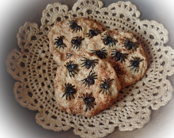 Galletas rústicas primitivas de granja con forma de "chips de araña" ~ Rellenos para cuencos de Halloween ~ Ligeramente perfumadas con canela ~ Decoración de mesa espeluznante ~ Caja de sirope de araña
