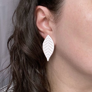 clous d&#39;oreilles décoratifs en forme de feuille (beige) | bijoux minimalistes faits main en pâte polymère | cadeau pour elle