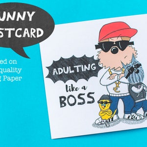 Adulte comme un patron! Carte postale Funny Statement - Carton de haute qualité - Carte de dessin animé