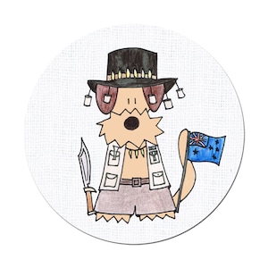 Könnte beinhalten: Ein Cartoon-Hund, der einen braunen Hut mit schwarzem Band und eine braune Weste mit weißem Hemd trägt. Der Hund hält in der einen Hand ein Messer und in der anderen eine kleine blaue Flagge mit weißen Sternen. Der Hund steht auf einem weißen Hintergrund.