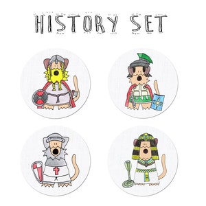 Puede incluir: Conjunto de cuatro posavasos ilustrados con animales de dibujos animados vestidos con trajes históricos. Los animales llevan un casco vikingo, un casco de soldado romano, un casco de cruzado y un tocado de faraón. El texto "HISTORY SET" está escrito encima de los posavasos.