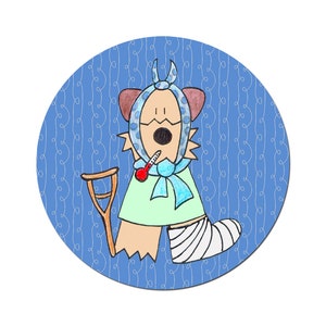 Könnte beinhalten: Eine Cartoon-Illustration eines blau-weißen Hundes, der einen blauen Schal und einen blau-weißen Hut trägt. Der Hund hat einen Verband am Bein und hält eine Krücke. Der Hund befindet sich auf einem blauen Hintergrund mit weißen Wirbeln.