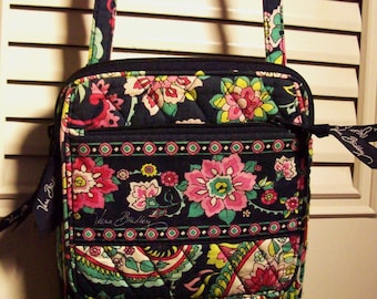 Vera Bradley Purse, Crossbody Floral Enchanting Pattern.  Pockets Fore and Aft!  Perfect!