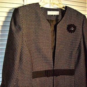 Blazer 16, Dressy Black and White Structured Blazer/Jacket.  Tahari ! Closure Hooks/Eyes at Waist.  Textured Finish, Poly.  - see details