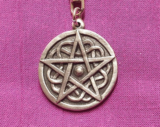 Pentacle (pentagram) Keyring (stylized rose background)