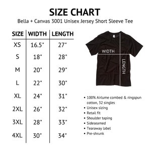 Pu&ograve; includere: Una maglietta nera a maniche corte con una tabella delle taglie. La tabella elenca le taglie dalla XS alla 4XL, con le corrispondenti misure di larghezza e lunghezza in pollici. Caratteristiche: taglie unisex, vestibilit&agrave; retail e tessuto prelavato.