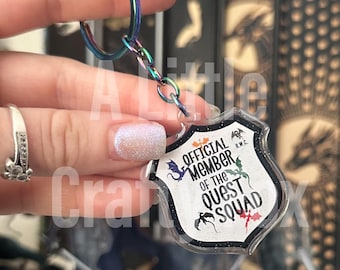 Quest Squad Member Fourth Wing geïnspireerde acryl sleutelhanger glitter - OFFICIEEL LICENTIE