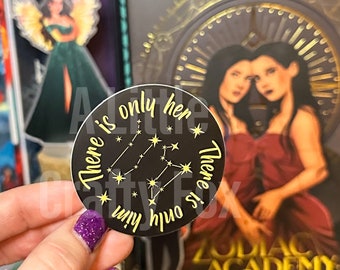 Er is alleen haar officieel gelicentieerde op de Zodiac Academy geïnspireerde sticker