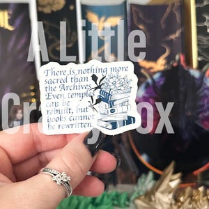 Sacred Archives Dragon Bookish Zitat Vierter Flügel inspiriert OFFIZIELL LIZENZIERTER Aufkleber | Bücherwurm Aufkleber | Kindle Aufkleber