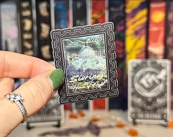 Op de afbeelding: Een zwart-witte sticker met een stempelontwerp met een gebouw met een koepel en de tekst "Siring House of Night" en het nummer "80.65".