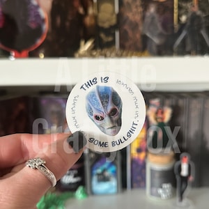 Esto es una mierda: pegatina inspirada en Resident Alien