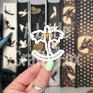 Pegatina de dragón inspirada en la Cuarta Ala: Calcomanía literaria negra y dorada