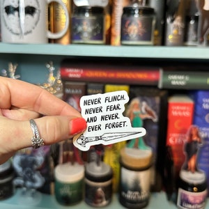 Niemals zurückweichen. Niemals fürchten. Und niemals, nie vergessen. Nevernight inspiriert Aufkleber | Bücherwurm Sticker | Kindle Aufkleber