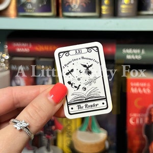 Tarotkarte Der Leser - Fantasy-Buch - Ein Leser lebt tausend Leben, Bücherwurm - Aufkleber | Kindle Aufkleber
