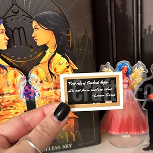 Adesivo Oficialmente Licenciado Inspirado na Primeira Regra da Academia Cardinal Magic Zodiac | Adesivo Bookish | Adesivo Kindle