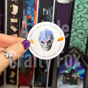 Puede incluir: Una pegatina redonda blanca con una cara de extraterrestre azul en el centro. La pegatina tiene el texto "Did you call me to come into work? Yes? That's why I did not answer."