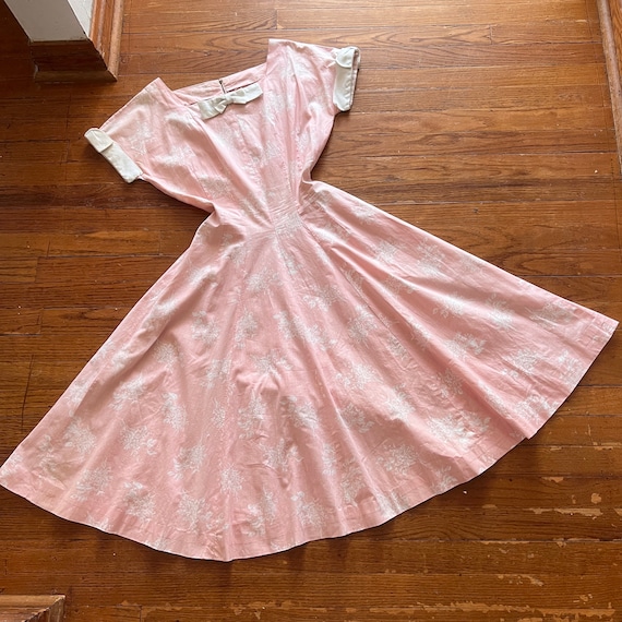 1950s  Pink and White Floral Print Fit and Flare … - image 1