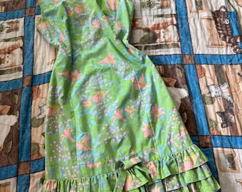 Vestido tubo estampado de lirios verdes, azules y rosas de los años 60